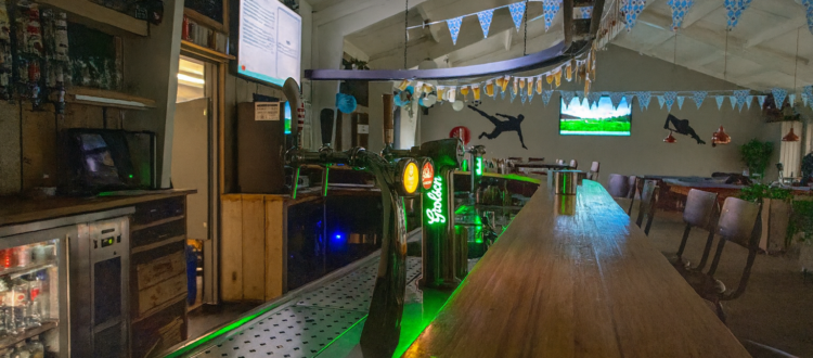 Een foto van een lege bar in de kantine van V.V. Albatross uit Ugchelen