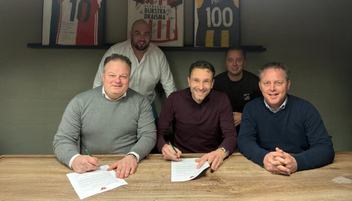 Martijn de Haas, oud voetballer bij V.V. Albatross tekent samen met voorzitter Bastiaan Bakker een contract. Met dit contract wordt Martijn de Haas de nieuwe hoofdtrainer bij deze Ugchelse voetbalvereniging.