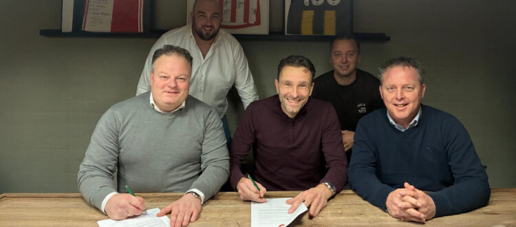 Martijn de Haas, oud voetballer bij V.V. Albatross tekent samen met voorzitter Bastiaan Bakker een contract. Met dit contract wordt Martijn de Haas de nieuwe hoofdtrainer bij deze Ugchelse voetbalvereniging.