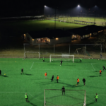 Het non-fill kunstgrasveld in de avond gefotografeerd met een drone