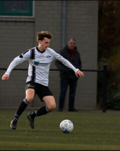 Voetballer Jordi van Oosterhout aan de bal