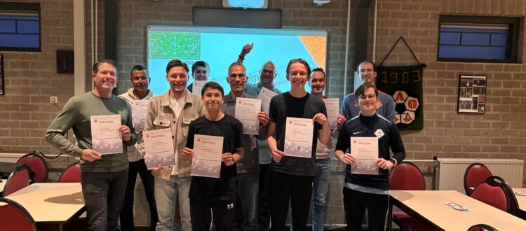 De geslaagden van de cursus Verenigingsscheidsrechter, een cursus die gegeven wordt door SAO Apeldoorn, de Apeldoornse scheidsrechtervereniging