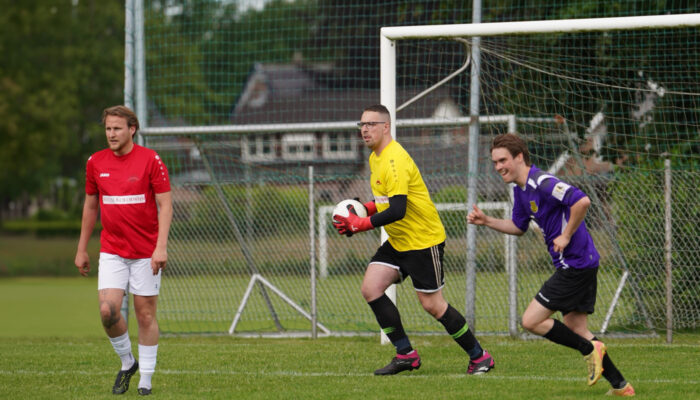 Keeper Ruben Bruin loopt tusssen twee voetballers het doel uit met de bal in zijn handen. Hij staat op het punt om de bal het veld in te schieten. Vanaf seizoen 2026/2027 keept Ruben Bruin bij V.V. Albatross Ugchelen
