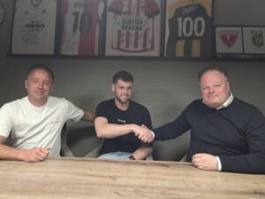 Ewin Berkhoff tekent zijn contract bij Albatross